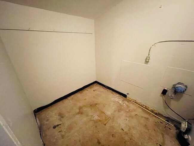 Building Photo - Spacious 3bd /2 ba house