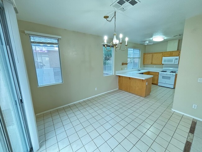 Building Photo - Gorgeous 3Bed/3Bath Home in the Gated Gree...