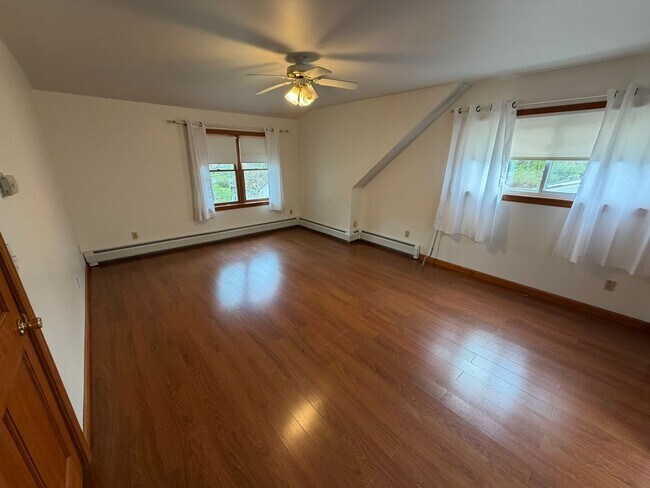 Building Photo - Beautiful 4 Bed / 2 Bath, Single Family Home. Close to Downtown Northampton!