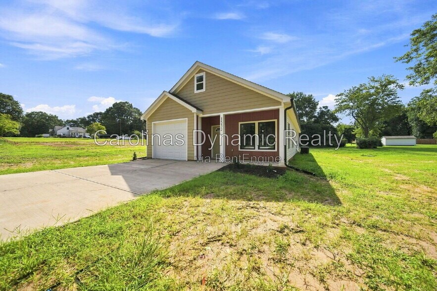 Building Photo - 1533 S Battleground Ave