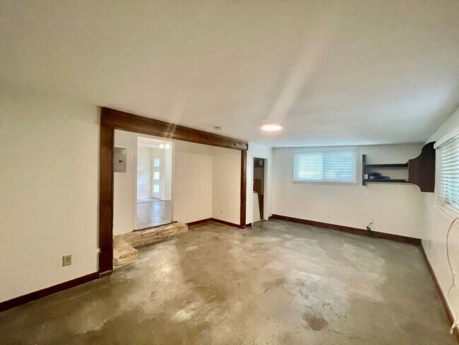 Building Photo - Fully Updated & Unbeatable Location