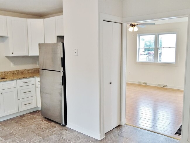 Building Photo - 2 Bed / 1 Bath Townhome