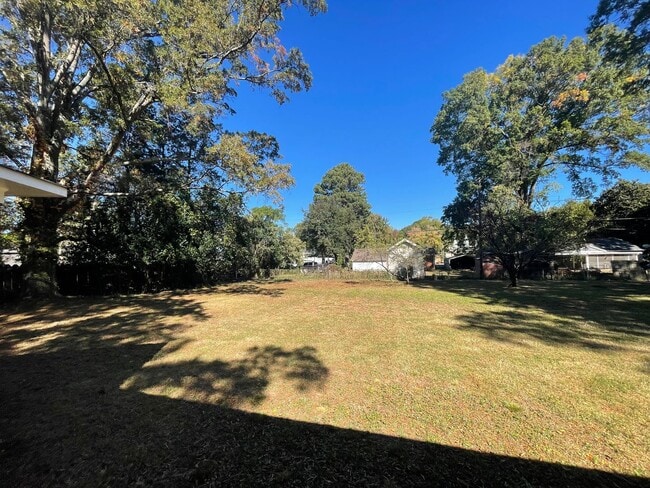 Building Photo - Ranch Style 3 Bedroom 2 Bath and 2 car gar...