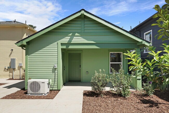 Building Photo - Beautiful 2 bedroom 1 Bathroom for rent in North Oak Park! Close to UC Davis and McGeorge Law