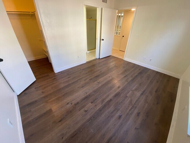 Building Photo - MOVE IN SPECIAL WITH THIS BEAUTIFUL 2 BEDROOM 2 BATHROOM CONDO IN GATED COMMUNITY