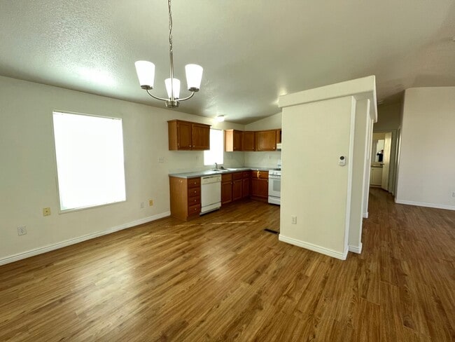 Building Photo - 3 Bedroom Westside Home