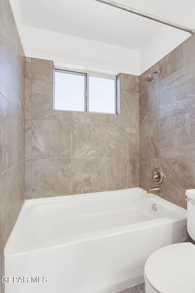 Building Photo - 4620 Loma De Cobre Dr