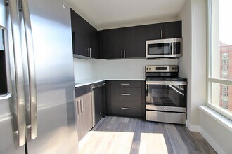 Building Photo - 13 E Delaware Pl
