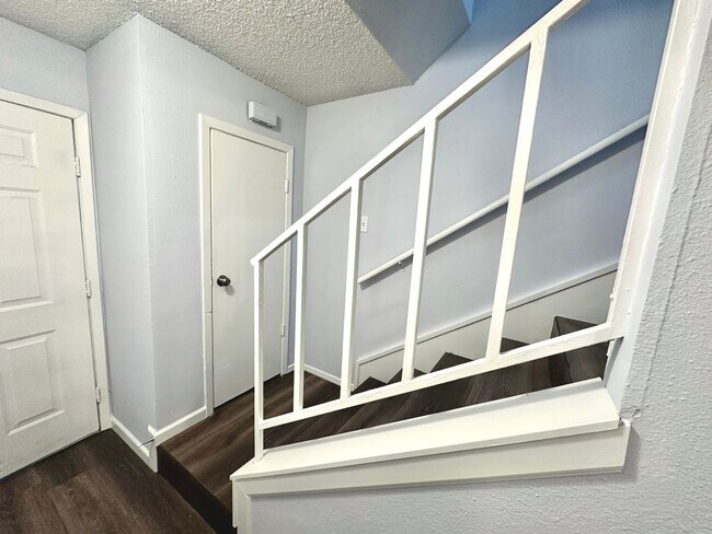 Building Photo - 3822 Southway Dr