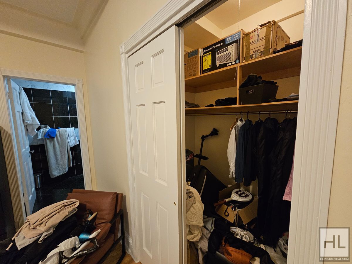 Building Photo - Spacious 1-Bedroom with 2 Full Bathrooms |...