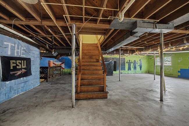 Building Photo - 233 Westridge Dr