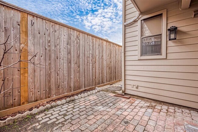 Building Photo - 2527 Potomac Dr