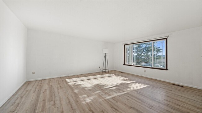 Building Photo - Stunning 4-Bedroom Modern Home in West Richland