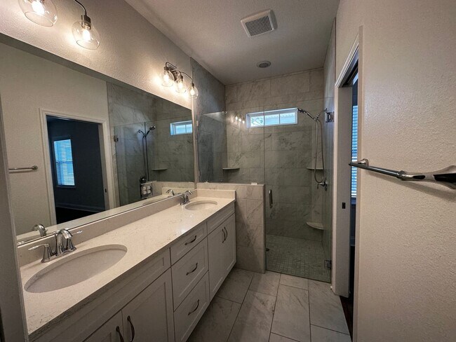 Building Photo - 2918 Fontana St