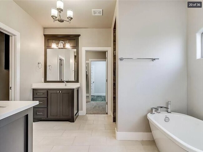 Building Photo - 2605 NE 14th St