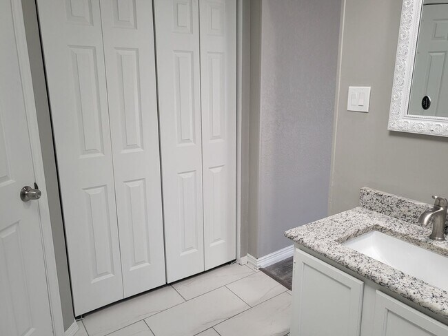 Building Photo - Charming 3bd 2 bth