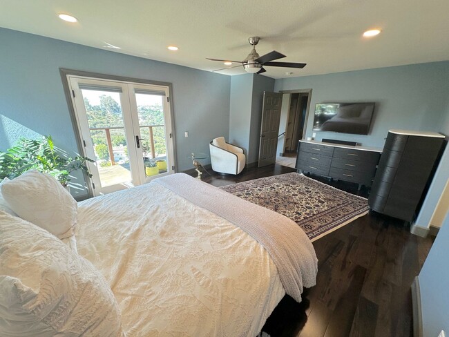 Building Photo - Stunning Hillside Home with Expansive View...