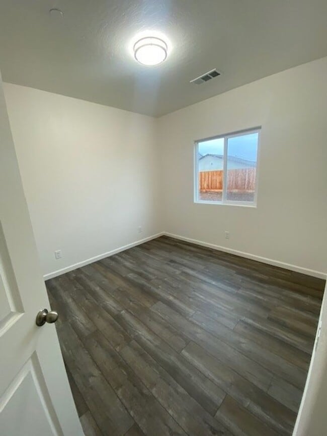 Building Photo - 3928-3928 S Burke St