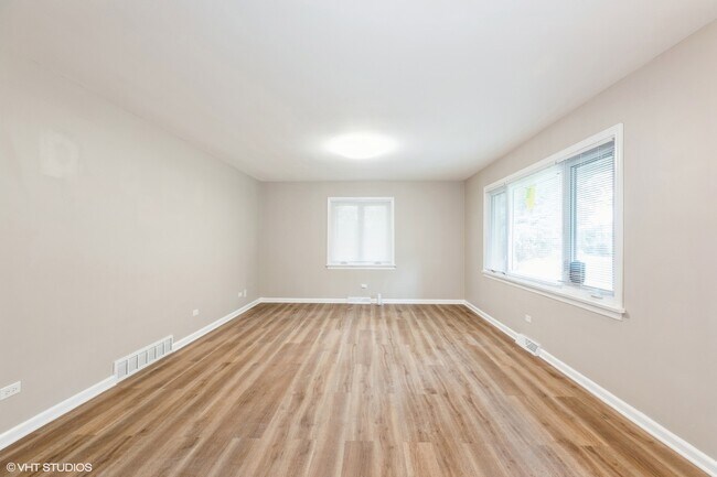 Building Photo - 18379 Glen Oak Ave