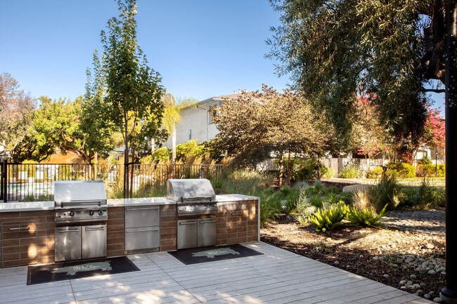 Building Photo - Holloway