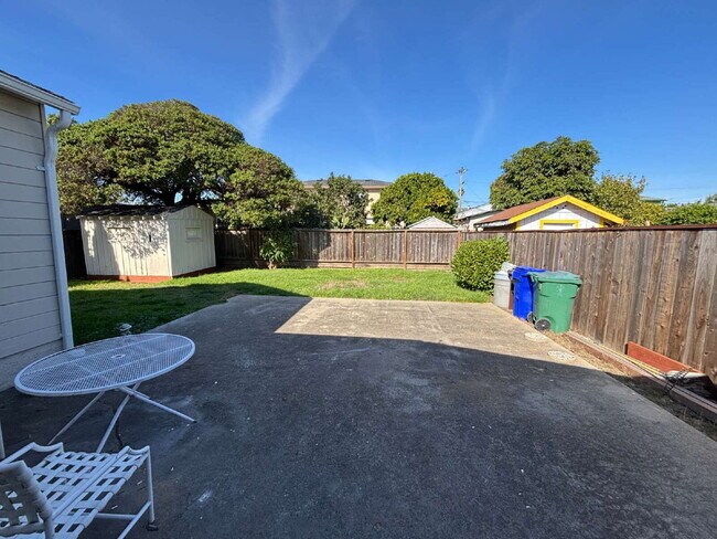 Building Photo - "Cozy Elegance Awaits: 3-Bed, 2-Bath Gem w...