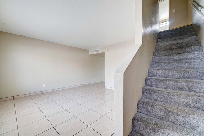 Building Photo - 3840 N 43rd Ave