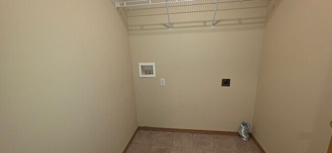 Building Photo - Beautiful 3 Bedroom 2 Bath in Battlefield for $1,495!