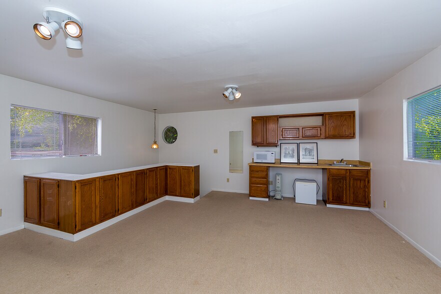 Building Photo - 1135 Crest S Dr