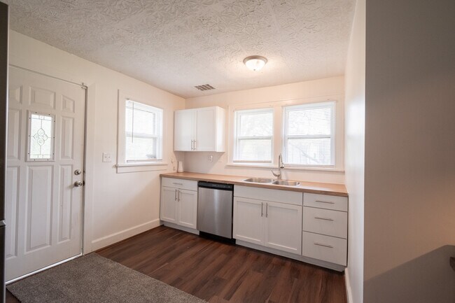 Building Photo - 433 N Randall St