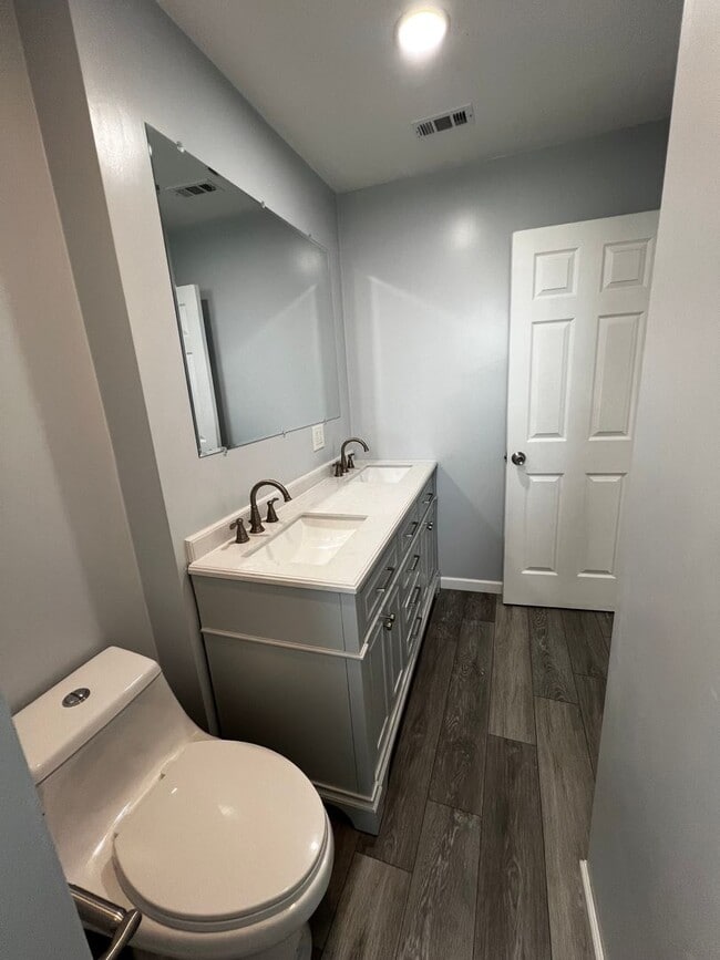 Building Photo - Remodeled 3 Bedroom 2 Bath House with 4 Ca...