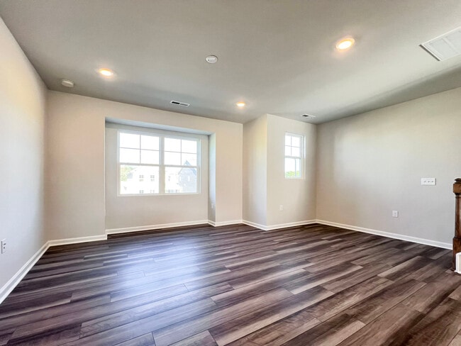 Building Photo - 1988 Rosedale Rdg Ave