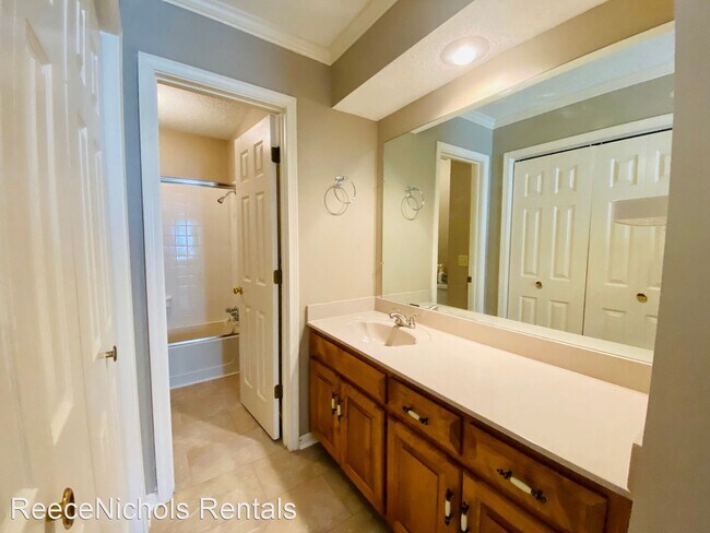 Building Photo - 3 br, 3.5 bath House - 10802 W. 116th Terrace