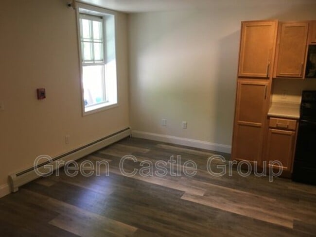 Building Photo - 323-325 College Street, Unit 10