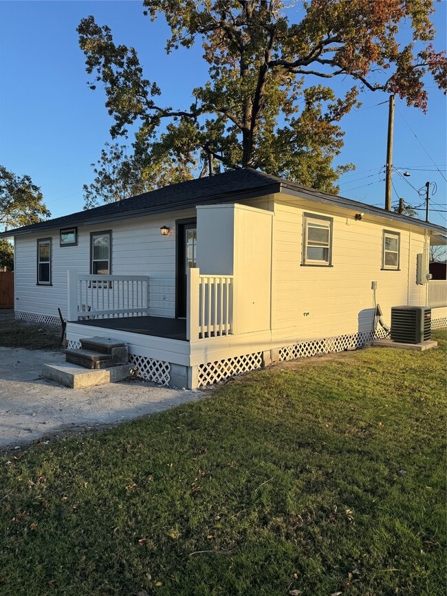 Building Photo - 5607 Collins Rd