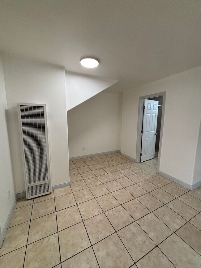 Building Photo - Beautiful Newly Renovated 1 Bedroom in Lon...