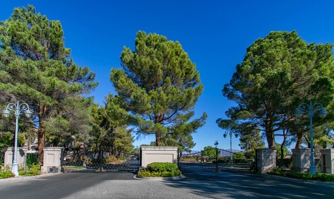 Building Photo - 4 Bedroom, Queens Ridge Guard Gated Commun...