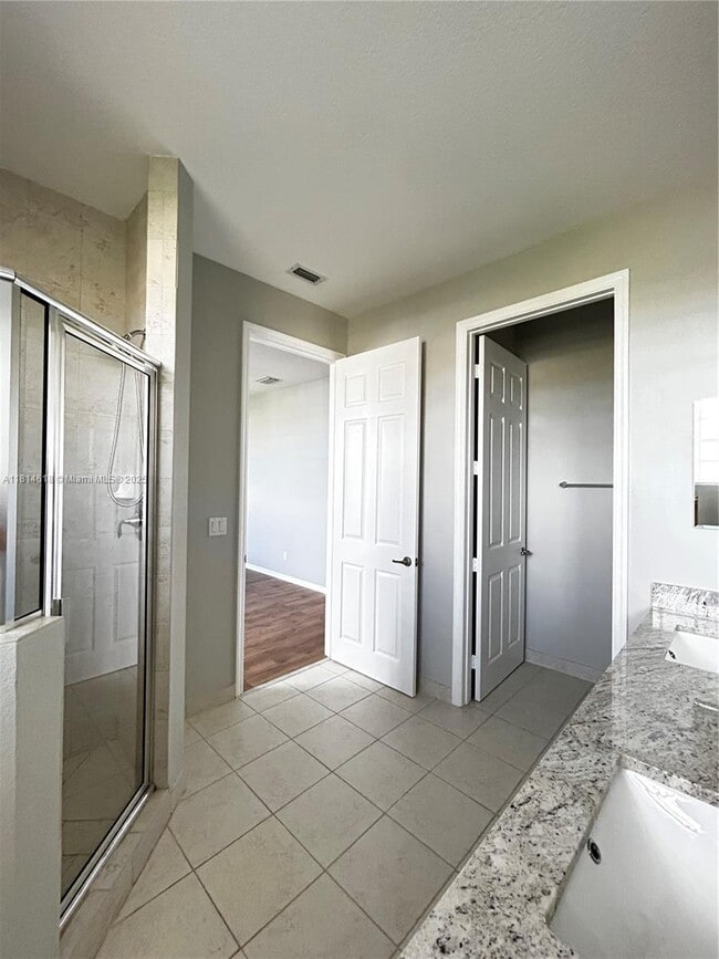 Building Photo - 9980 E Villa Cir