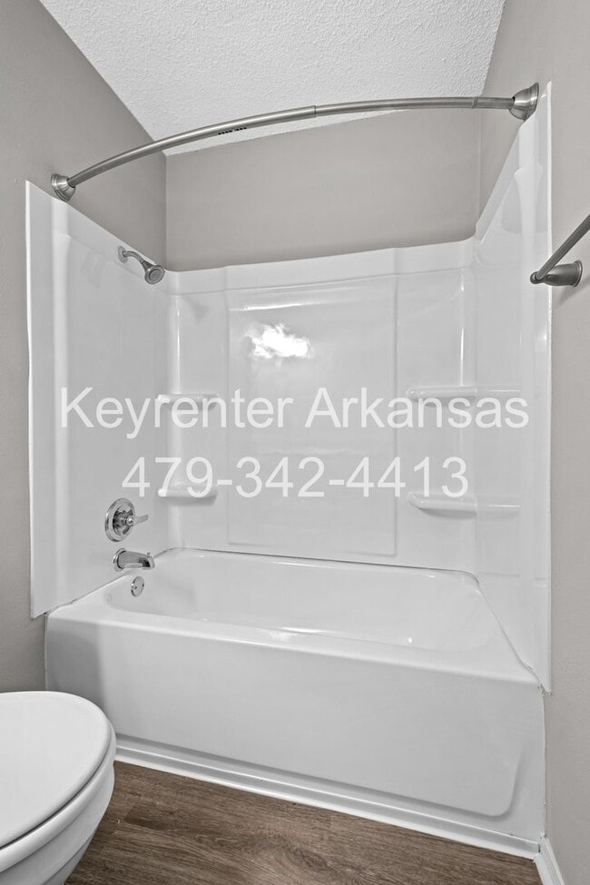 Building Photo - Newly Renovated Duplex in West Fayetteville!