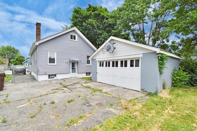 Building Photo - 1701 Sundale Ave