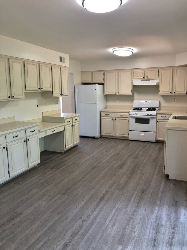 Building Photo - Spacious Potomac Beauty backs to Golf Course