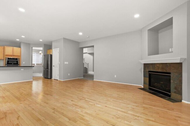 Building Photo - Gorgeous Modern Air Conditioned Home in Ga...