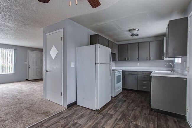 Building Photo - SPACIOUS 3 bedroom/1.5 bath!!!!! FIRST MON...