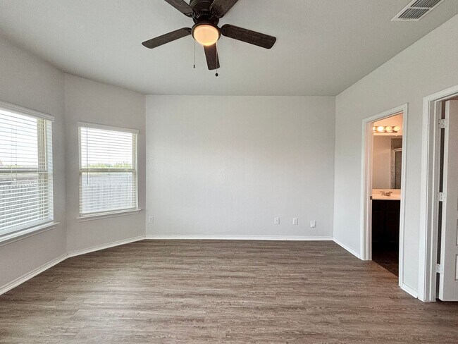 Building Photo - 1 Story Home with 4 Bedrooms!