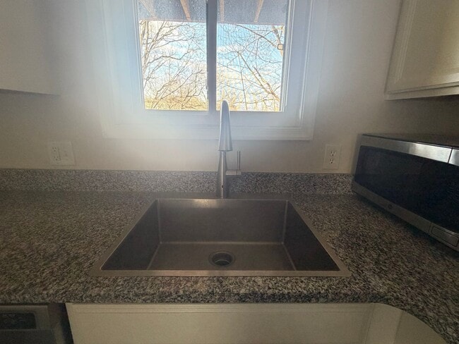 Building Photo - 114 Harvest Dr