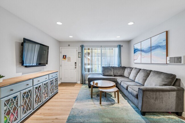 Building Photo - 2BR, 2BA UPGRADED CONDO DEL MAR! PET FRIEN...