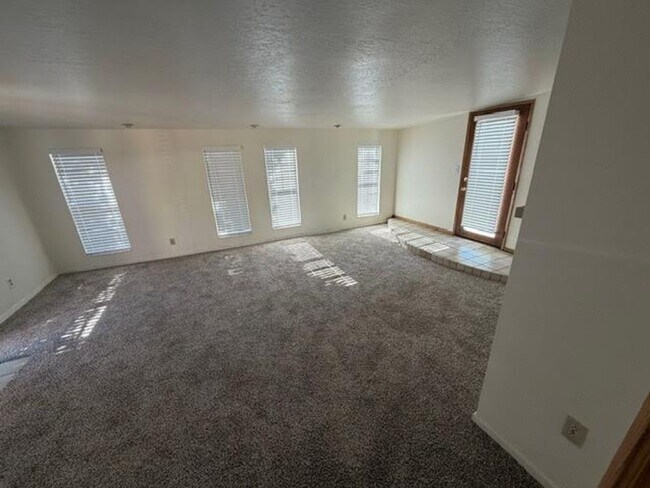 Building Photo - Charming 3 Bedroom Home