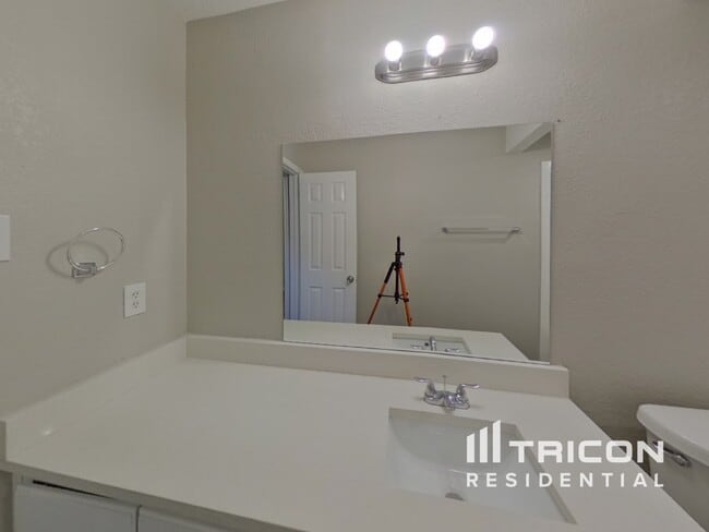 Building Photo - 4708 N Prairieview Ct