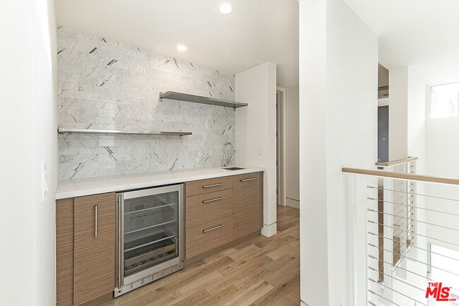 Building Photo - 16540 Moorpark St