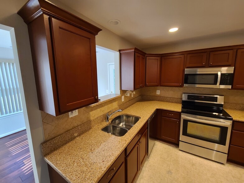 Kitchen - 902 Parade Ln