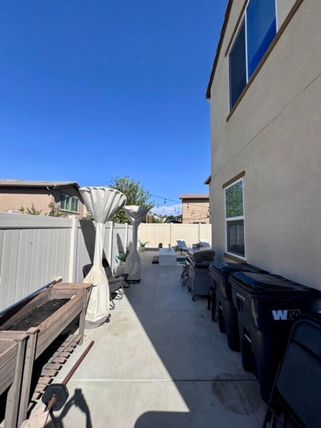 Building Photo - Elegant 4 Bedroom, 4.5 Bathroom Home with ...